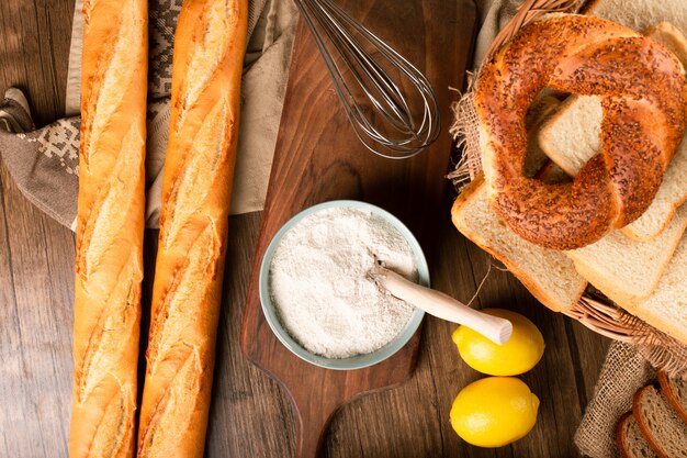 Baguete francesa com bagels turcos e fatias de pão na cesta