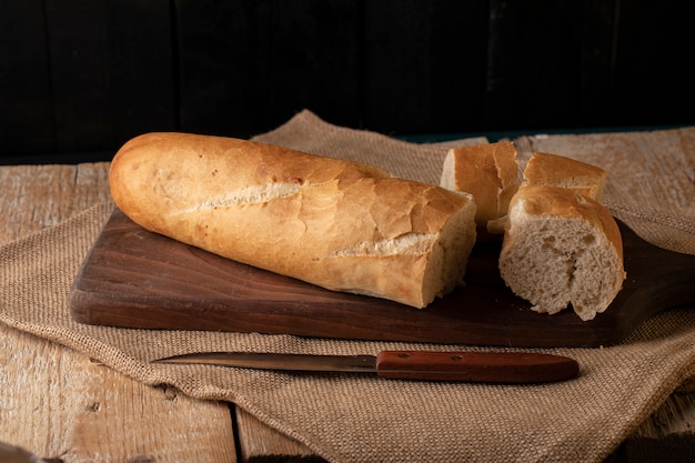 Baguete francesa cortada em uma placa de madeira