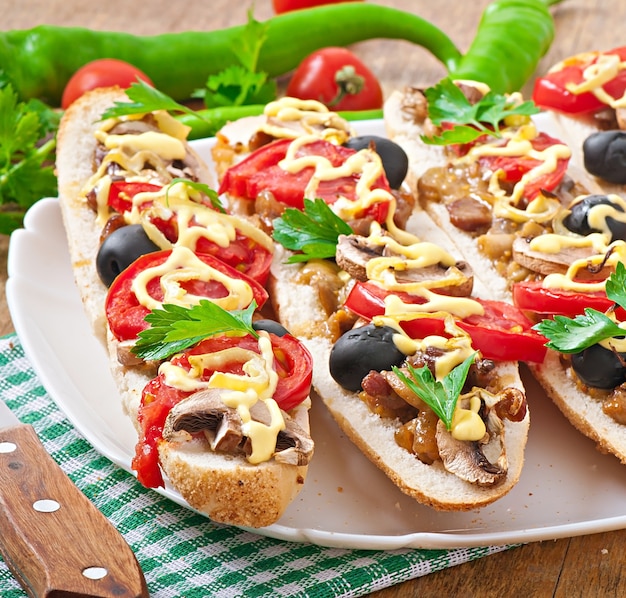 Baguete recheada com vitela e cogumelos com tomate e queijo