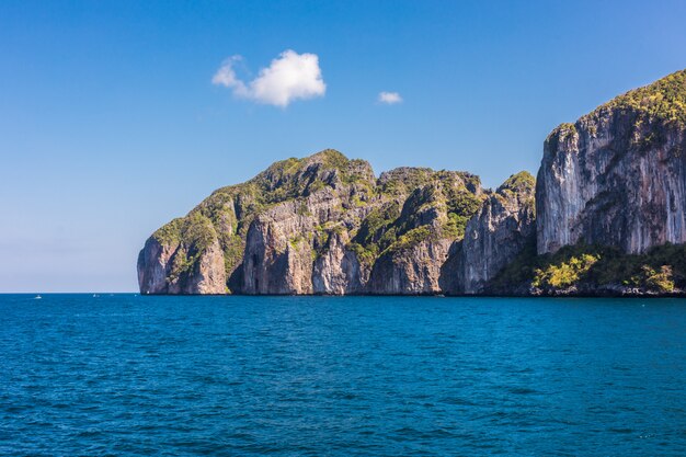 Baía bonita da ilha de Phi Phi no tempo do dia