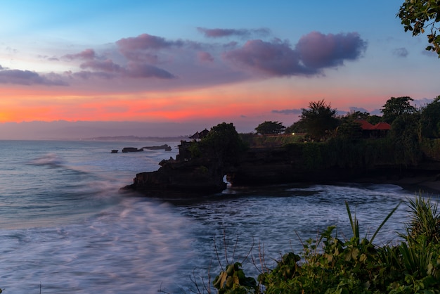 Baía da ilha ao entardecer