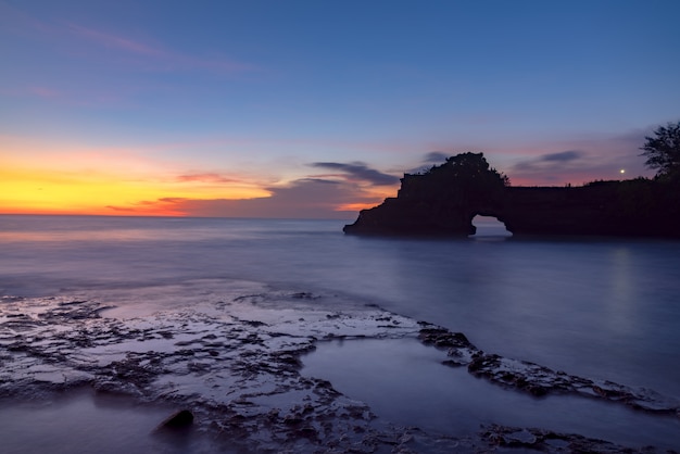 Baía da ilha ao entardecer