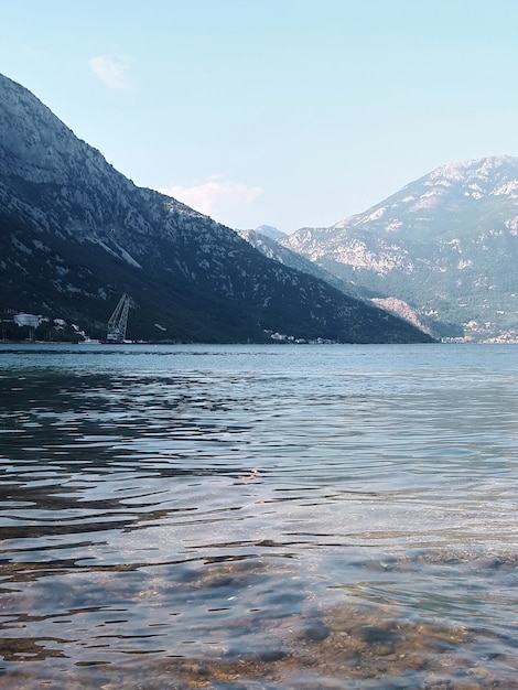 Baía de kotor e montanhas em montenegro