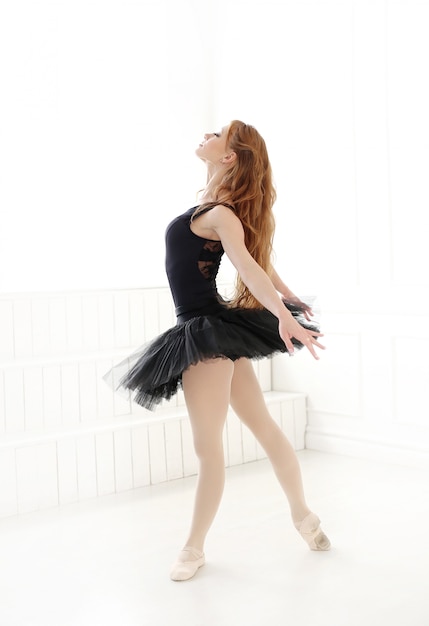 Foto grátis bailarina clássica mulher de vestido preto praticando para o cisne negro