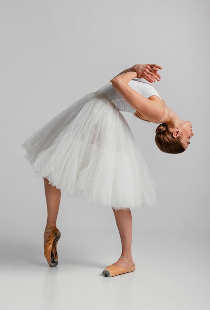 Bailarina com lindo vestido branco, foto completa