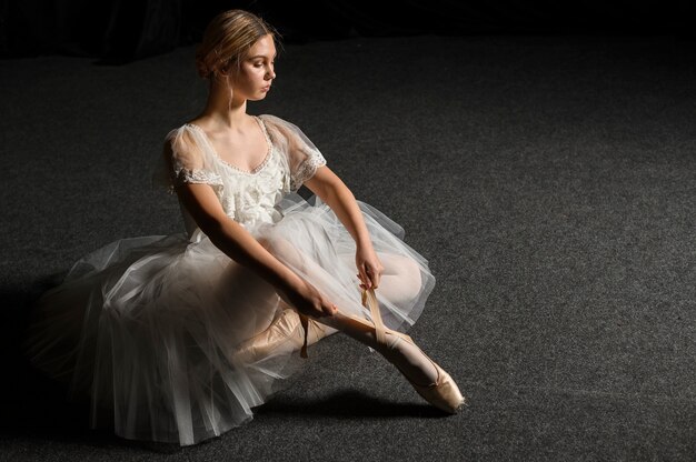 Bailarina com vestido tutu, posando com espaço de cópia