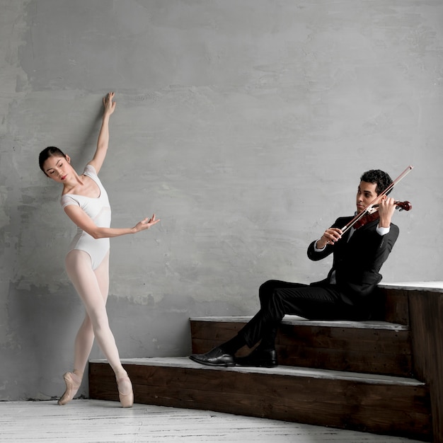 Bailarina dançando e músico tocando violino