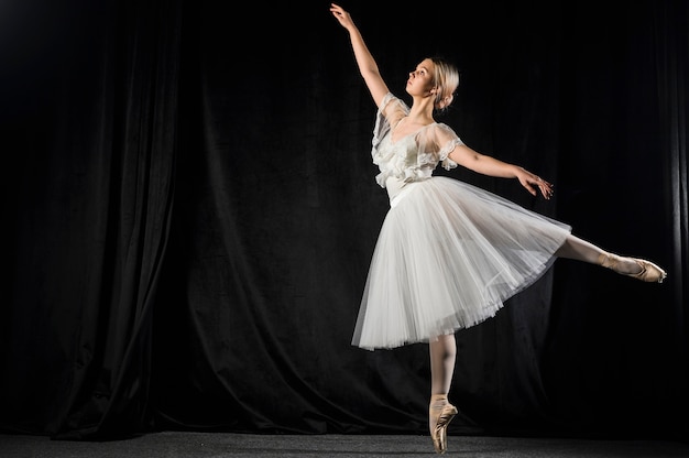 Bailarina dançando no vestido tutu com espaço de cópia