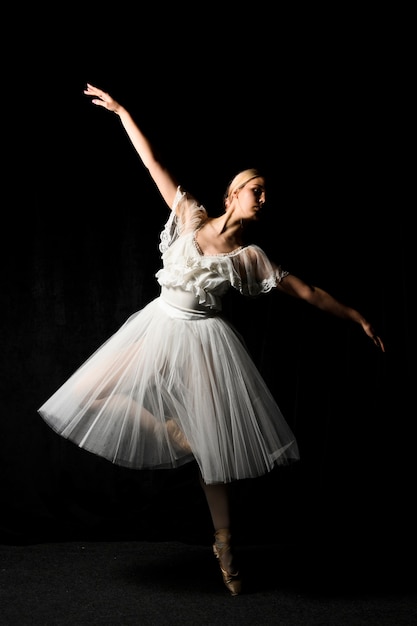 Bailarina dançando no vestido tutu com sapatilhas