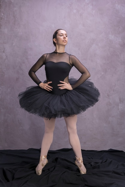 Bailarina de vista frontal posando com confiança