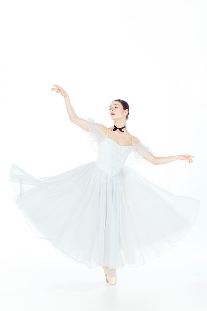 Bailarina em vestido branco, posando em sapatilhas