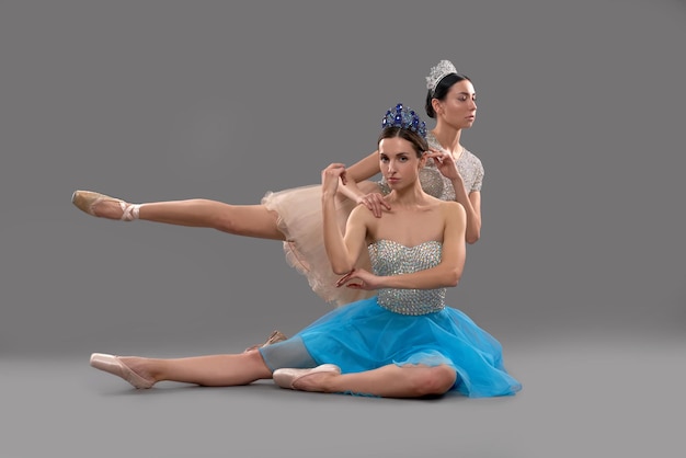 Foto grátis bailarina olhando para a câmera enquanto parceiro sentado atrás