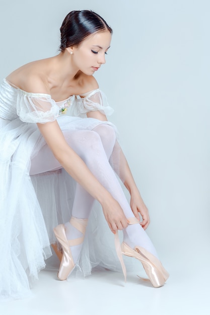 Bailarina profissional colocando seus sapatos de balé