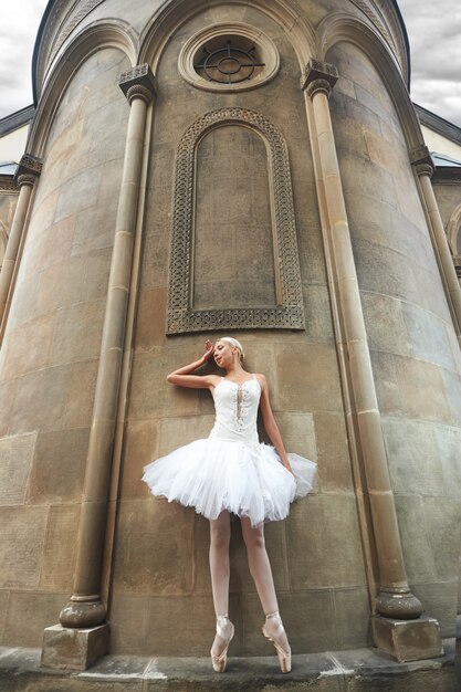 Bailarina realizando perto de um antigo castelo