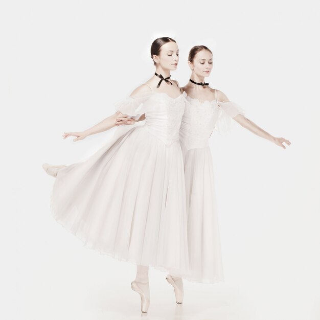 Bailarinas posando em vestido de estilo romântico
