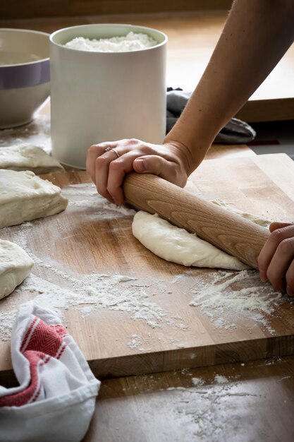 Baker amassando uma massa na cozinha closeup