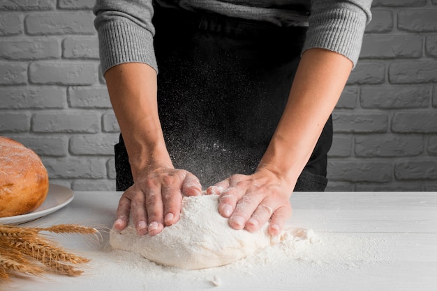 Baker amassar farinha no balcão