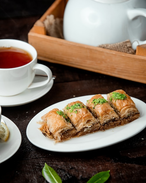 Baklava turco com nozes e chá perfumado