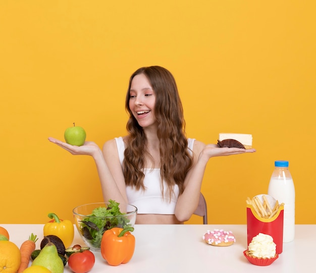 Foto grátis balança alimentar de mulher de tiro médio