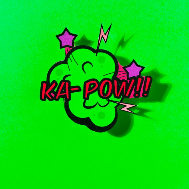 Balão de quadrinhos vector com frase pow em fundo verde
