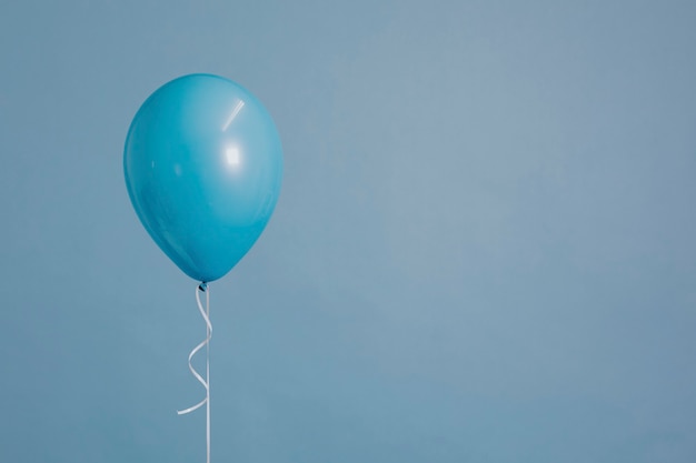 Foto grátis balão único azul com um cordão