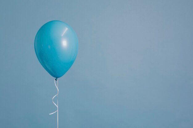 Balão único azul com um cordão