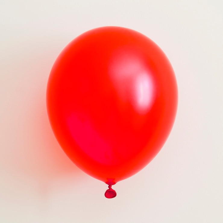Foto grátis balão vermelho sobre fundo branco