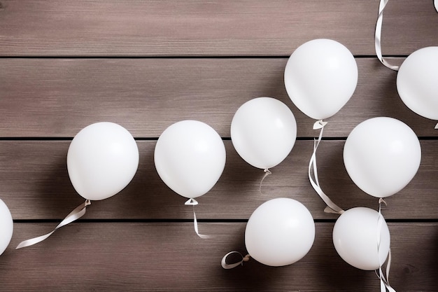 Balões brancos em uma superfície de madeira com um que diz 'eu sou um menino'