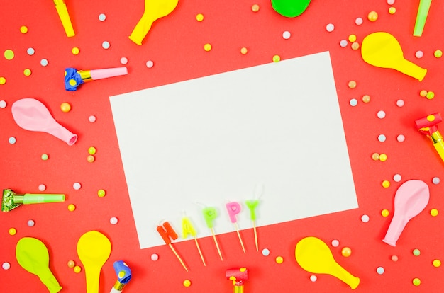 Balões de aniversário coloridos com uma folha de papel