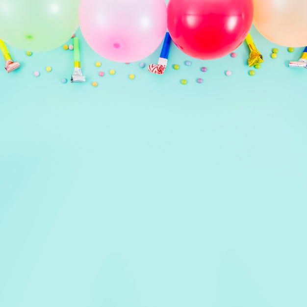 Foto grátis balões de aniversário coloridos com ventilador de festa