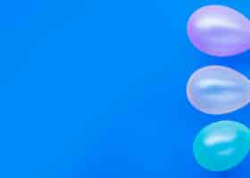 Foto grátis balões de aniversário plana leigos com espaço de cópia