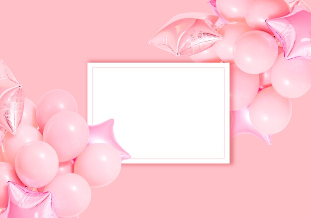Balões de ar-de-rosa aniversário no fundo rosa com maquete