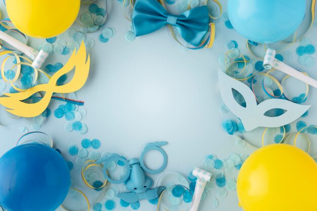 Balões e máscaras fofas de carnaval copiam o espaço