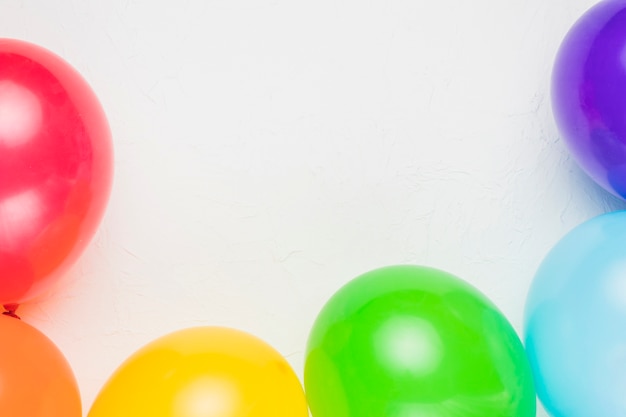 Balões multicoloridos em cores do arco-íris