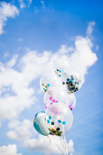 Foto grátis balões transparentes externos com confete dentro