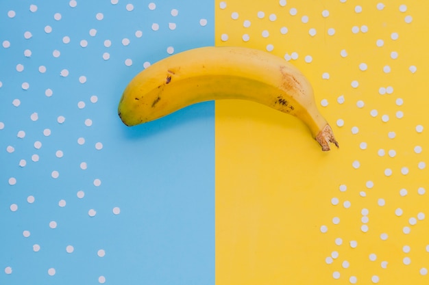 Foto grátis banana amarela em composição conceitual