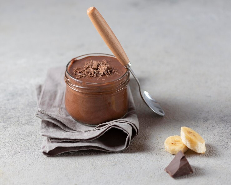 Foto grátis banana de alto ângulo e pudim de chocolate