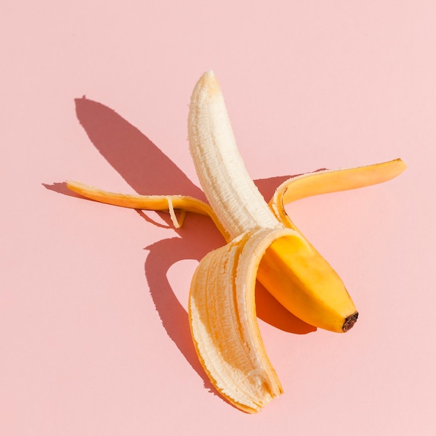 Banana de vista superior em fundo rosa