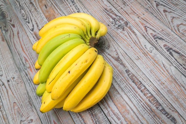 bananas frescas na tabela de madeira.