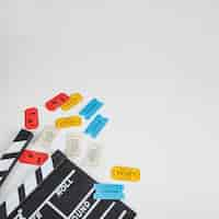 Foto grátis banda de bilhetes de cinema perto de clapperboard