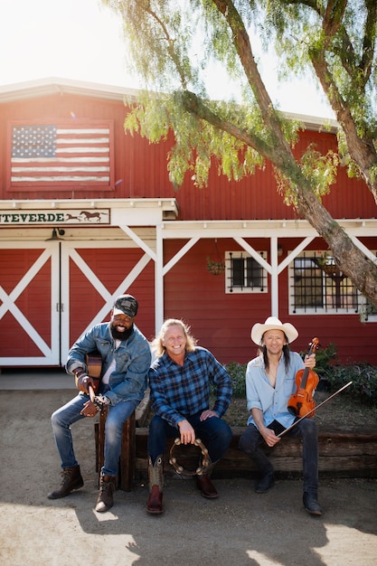 Foto grátis banda de música country cantando ao ar livre