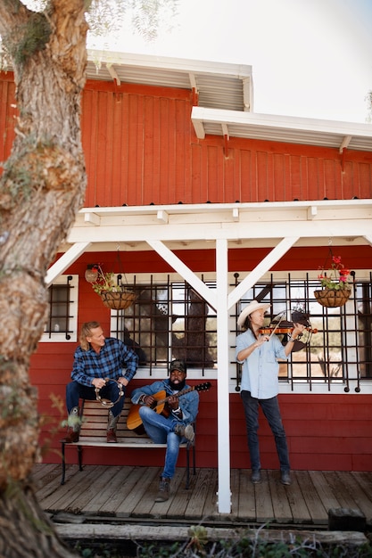 Foto grátis banda de música country cantando ao ar livre