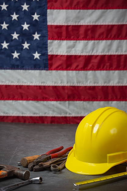 Foto grátis bandeira americana e ferramentas perto do capacete conceito do dia do trabalho.