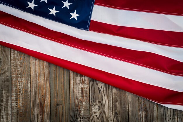 Foto grátis bandeira americana em uma mesa de madeira escura