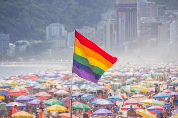 Bandeira arco-íris do movimento lgbt na praia de ipanema no rio de janeiro - brasil.