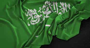 Foto grátis bandeira da arábia saudita enrugada no fundo escuro 3d render