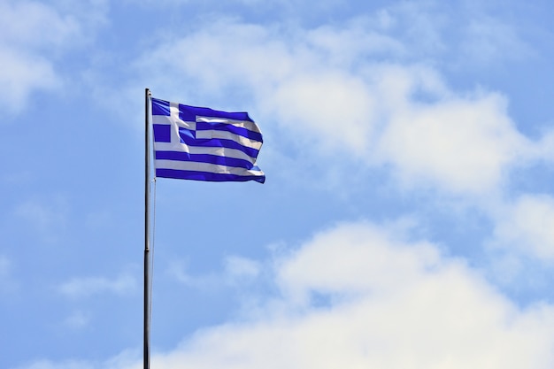 Bandeira da Grécia voando no vento e céu azul. Fundo de verão para viagens e férias. Grécia Creta.