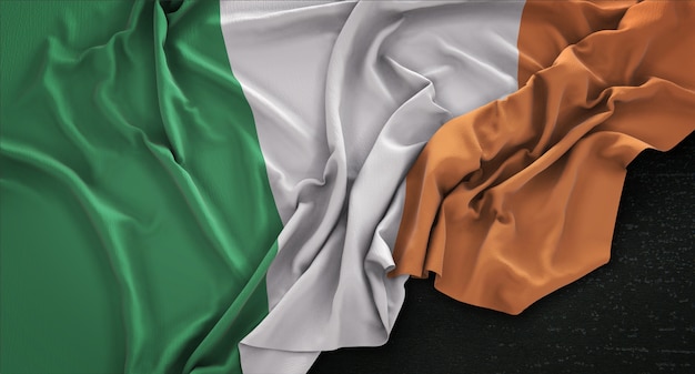 Bandeira da Irlanda enrugada no fundo escuro 3D Render