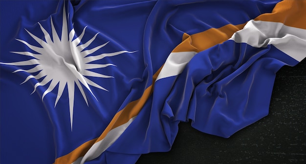 Bandeira das Ilhas Marshall enrugada no fundo escuro 3D Render