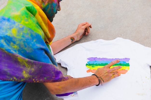 Foto grátis bandeira de arco-íris de desenho homossexual na camisa à mão